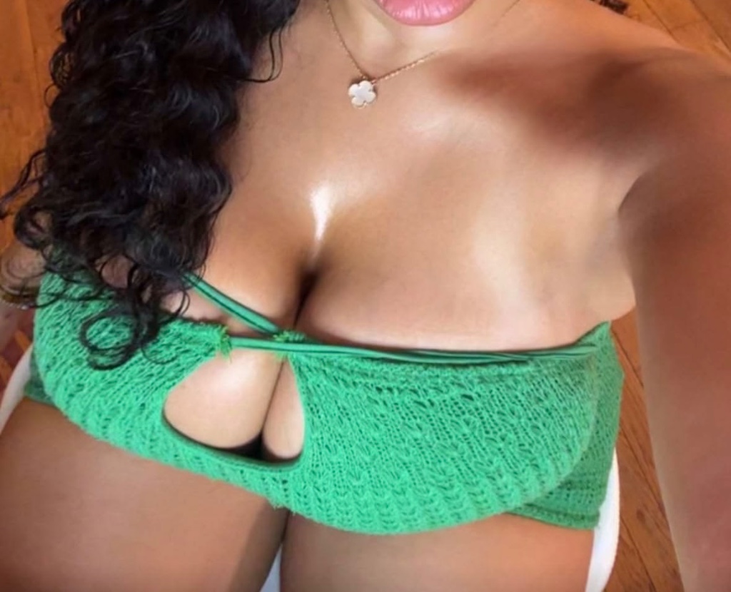 Online livesex met HornyTina
